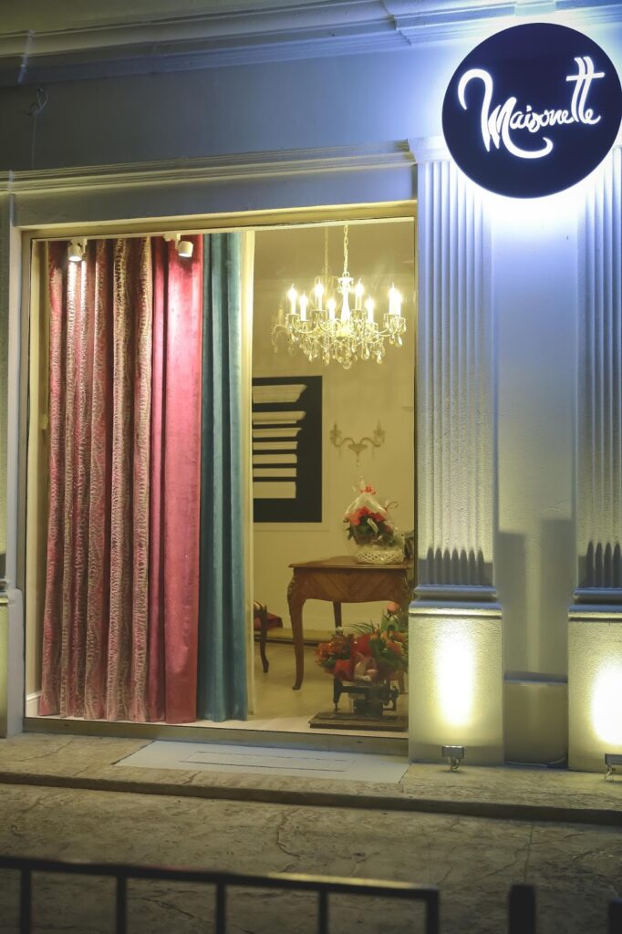 Profile Decorative CoArtCo pentru exterior montate in showroom Maisonette