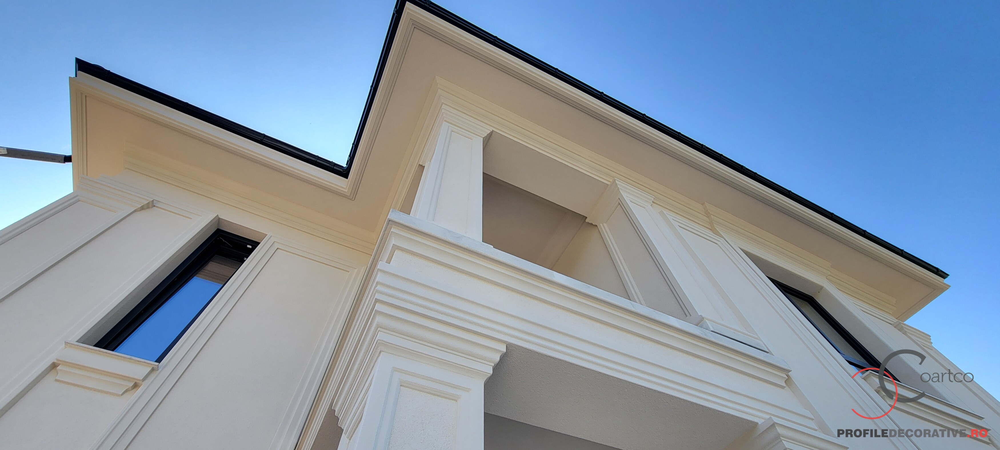 Fațadă casă neoclasică, simbol al rafinamentului arhitectural